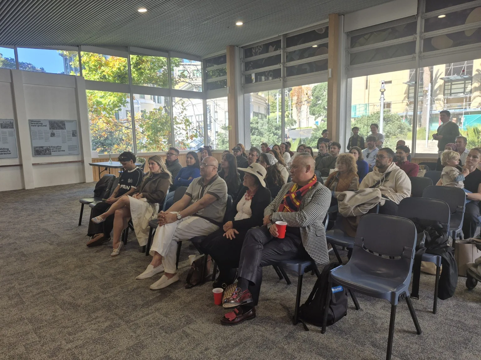Asistentes sentados durante un encuentro de Kiwi Spanish Society